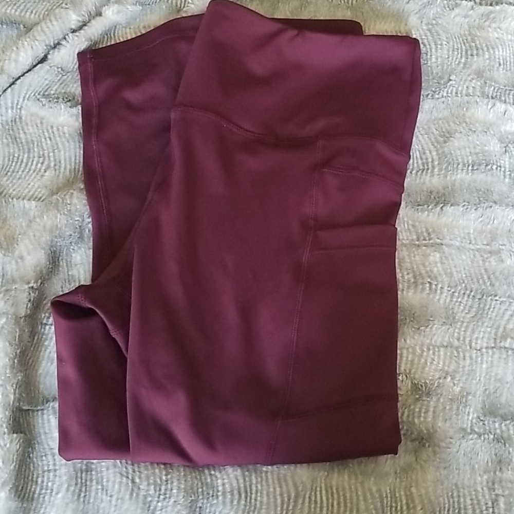 Plum pocket light and tight capris